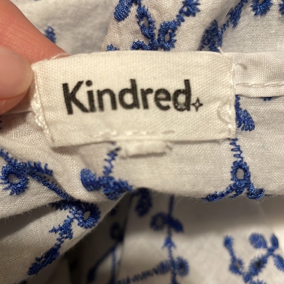 Kindred white and blue embroidered short sleeve top. EUC. Size L - Picture 4 of 5